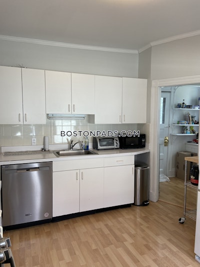 Somerville 3bed/1bath Very sunny spacious Near T front and rear porches new kitchen large backyard area laundry, Driveway avail for $100 month  West Somerville/ Teele Square - $4,100